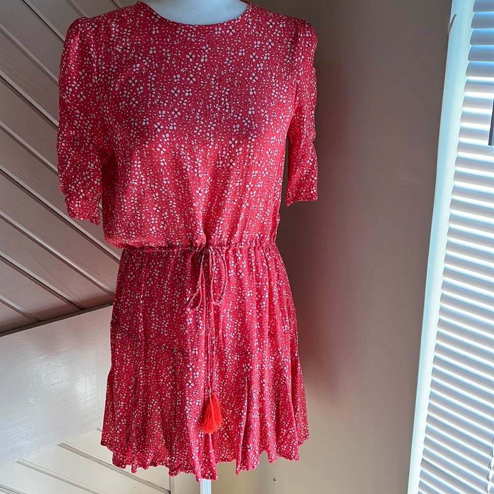 En Creme sz 6-8 short rayon print dress with open back, ruched sleeves.